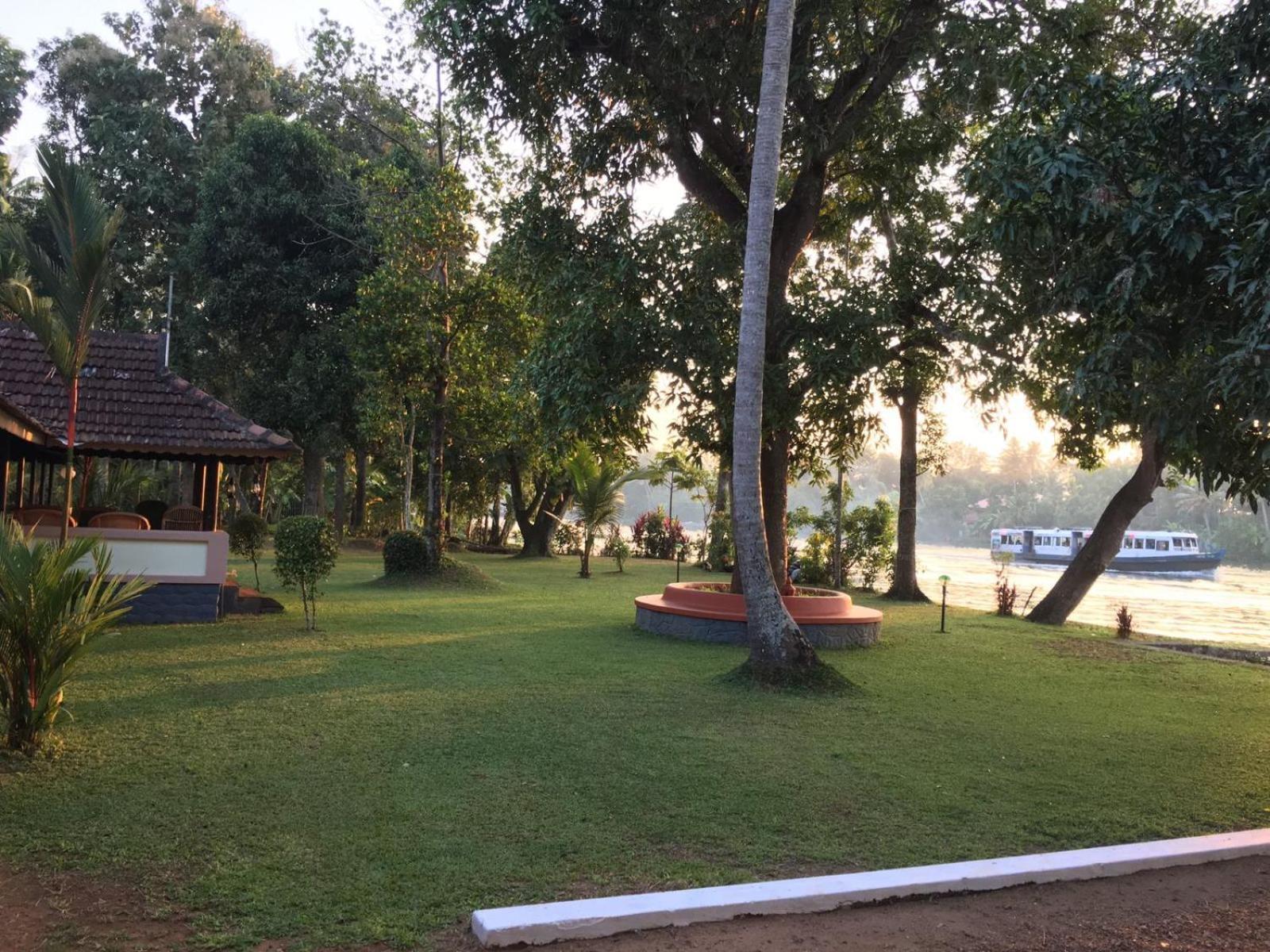 The Pamba Heritage Villa Champakulam Extérieur photo